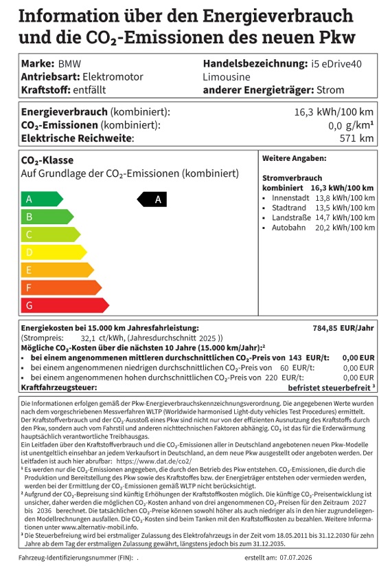Das Bild zeigt ein offizielles Dokument mit dem Titel "Informationen über den Energieverbrauch und die CO2-Emissionen des neuen Pkw". Es handelt sich um ein Energieeffizienzlabel für ein Fahrzeug der Marke BMW, Handelsbezeichnung i5 eDrive40 Limousine, angetrieben von einem Elektromotor und Strom als Energieträger.  Die wichtigsten Informationen sind:  Energieverbrauch (kombiniert): 16,4 kWh/100 km  CO2-Emissionen (kombiniert): 0,0 g/km  Elektrische Reichweite: 564 km  Zusätzlich gibt es eine CO2-Klasse (A, B, C, D, E, F, G), wobei dieses Fahrzeug in die Klasse A fällt.  Weitere Angaben zum Stromverbrauch (kombiniert 16,4 kWh/100 km) sind aufgeteilt in:  Innerstadt: 14,4 kWh/100 km  Stadtrand: 13,8 kWh/100 km  Landstraße: 14,8 kWh/100 km  Autobahn: 20,1 kWh/100 km  Angaben zu Energiekosten bei 15.000 km Jahresfahrleistung (Strompreis: 38,0 ct/kWh, Jahresdurchschnitt 2023) belaufen sich auf 934,80 EUR/Jahr. Die möglichen CO2-Kosten über die nächsten 10 Jahre (15.000 km/Jahr) sind bei verschiedenen angenommenen durchschnittlichen CO2-Preisen jeweils 0,00 EUR. Die Kraftfahrzeugsteuer ist befristet steuerbefreit.  Unten auf dem Dokument befinden sich Erläuterungen zu den Angaben und rechtliche Hinweise zur Berechnung und Gültigkeit der Daten. Die Fahrzeug-Identifizierungsnummer (FIN) ist WBY31FK00C774776 und das Erstelldatum ist der 14.10.2024.