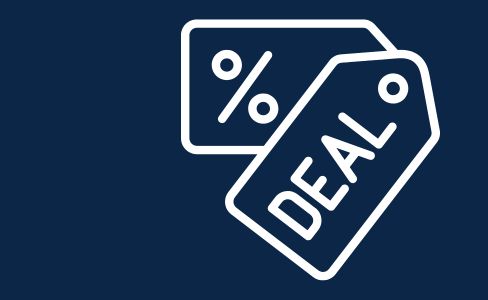 Das Bild zeigt eine minimalistische Grafik auf dunkelblauem Hintergrund, die zwei weiße, stilisierte Preisschilder darstellt. Während das hintere Etikett mit einem Prozentzeichen versehen ist, trägt das vorderste, leicht schräg versetzte Schild den Schriftzug „DEAL“ in Großbuchstaben. Das schlichte Line-Art-Design dient ersichtlich als modernes Icon für Verkaufsaktionen oder Rabattangebote.