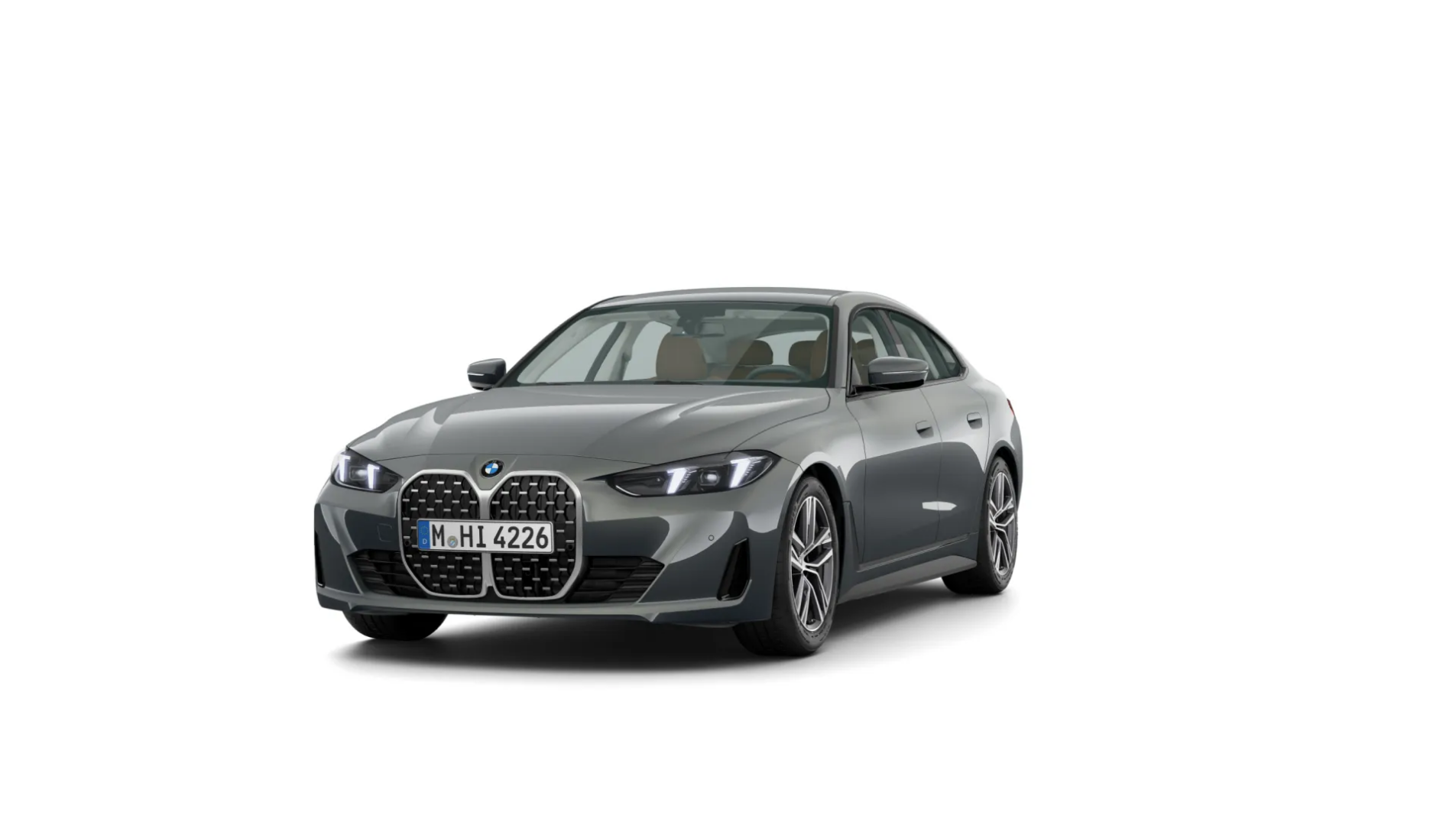  Das Bild zeigt einen grauen, viertürigen BMW 4er-Reihe Gran Coupé. Das Auto steht schräg von vorne auf einem weißen, leeren Hintergrund. Es hat einen großen vertikalen Kühlergrill und schlanke Scheinwerfer. Das Kennzeichen "M HI 4226" ist auf der vorderen Stoßstange zu sehen.