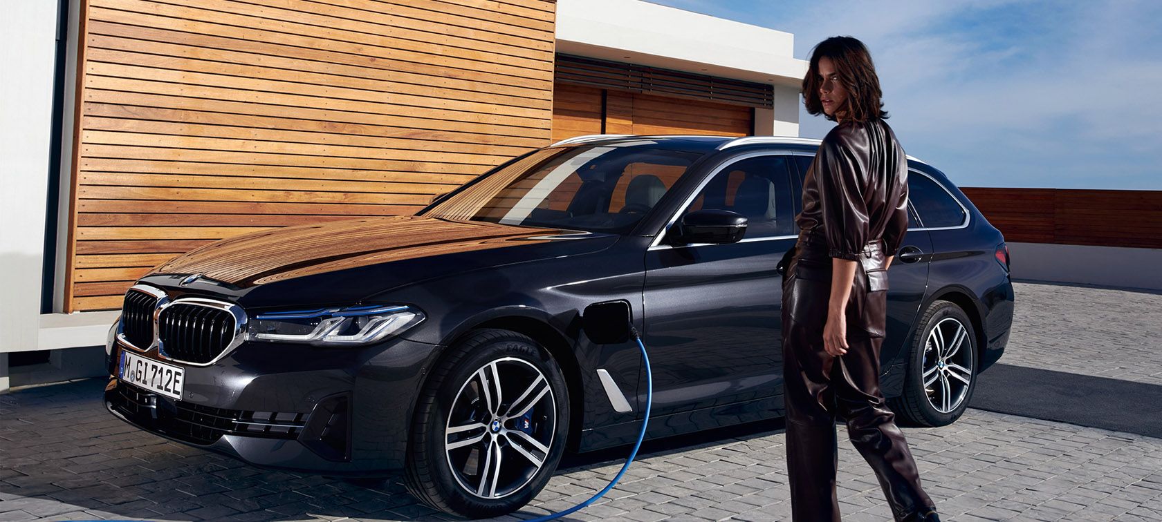 DIE BMW 5er TOURING PLUG-IN-HYBRIDE. DIE BMW 5er TOURING PLUG-IN-HYBRIDE.