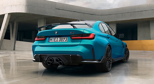 Türkisfarbener BMW M3 mit M Performance Parts in sportlicher Heckansicht.