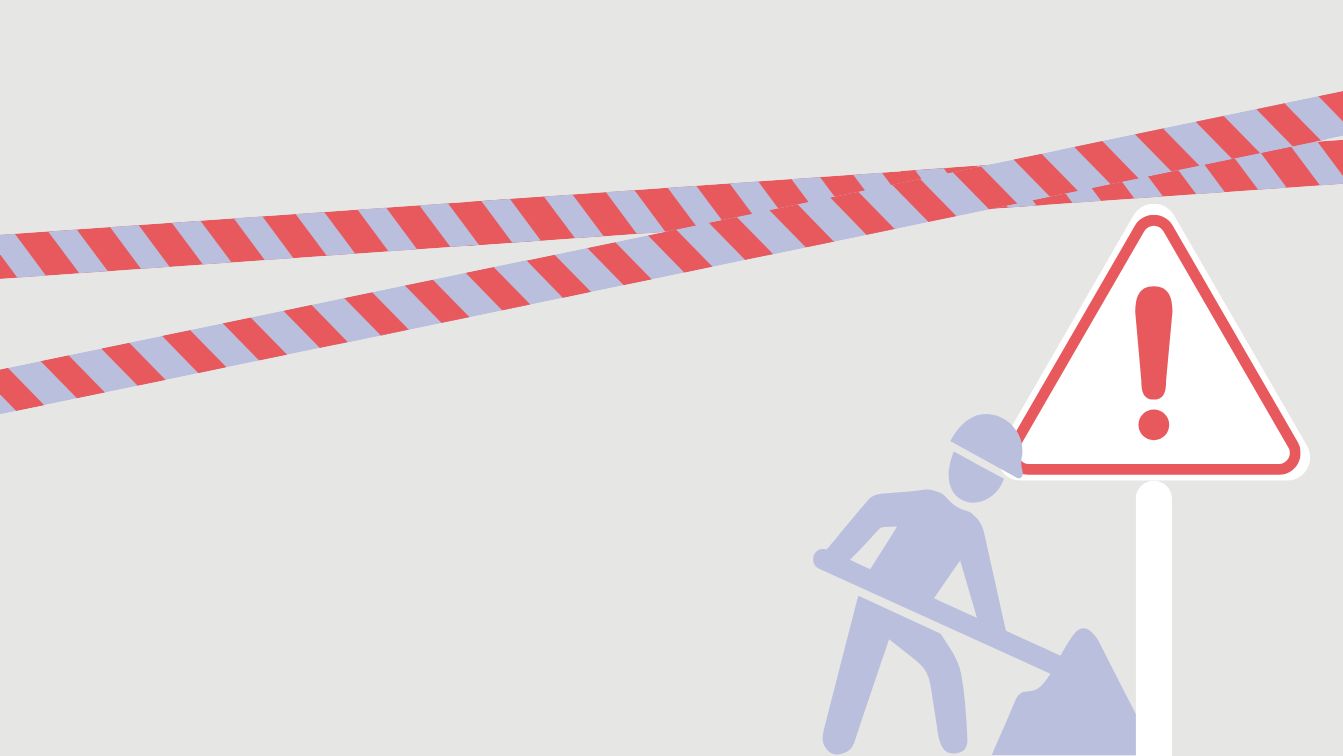 Das Bild zeigt eine schlichte, flach gestaltete Grafik auf einem hellgrauen Hintergrund, die das Thema Baustelle und Sicherheit symbolisiert. Im oberen Drittel verlaufen zwei diagonal gespannte Absperrbänder mit einem rot-bläulichen Streifenmuster quer durch das Bild. Im unteren rechten Bereich ist die vereinfachte Silhouette eines Bauarbeiters in hellem Violett dargestellt, der mit einer Schaufel arbeitet. Direkt daneben steht ein markantes Warnschild: ein weißes Dreieck mit dickem rotem Rand, in dessen Mitte ein großes rotes Ausrufezeichen zur Vorsicht mahnt. Die gesamte Illustration ist minimalistisch gehalten und nutzt klare Symbole, um ohne Text auf eine Gefahrenstelle oder laufende Arbeiten hinzuweisen.
