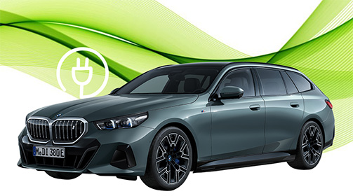  Die erste Abbildung zeigt einen dunkelgrünen BMW i5 Touring, der frontal leicht schräg nach rechts steht. Im oberen linken Bereich des Bildes ist ein kreisförmiges Icon mit einem stilisierten Stromstecker, umgeben von grünen, fließenden Linien, zu sehen. Die Felgen sind schwarz mit blauen Akzenten, und der Kühlergrill ist ebenfalls schwarz. Das Kennzeichen lautet "M DI 380E".