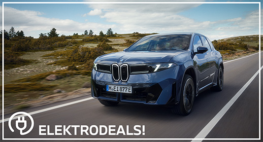 Dreiviertel-Vorderansicht eines blauen BMW iX3 Elektro-SUVs mit Kennzeichen 'MEI 877E', der auf einer Straße durch eine Heidelandschaft fährt. Mit 'Elektrodeals!'-Logo