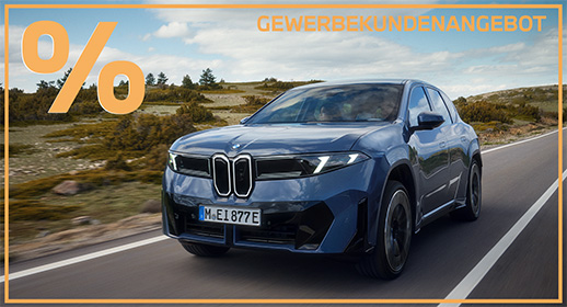 Ein blauer BMW iX3 fährt auf einer Landstraße durch eine hügelige, grün bewachsene Landschaft direkt auf den Betrachter zu. Die Szene ist von einem markanten orangefarbenen Rahmen umschlossen, der links oben ein großes Prozentzeichen und rechts oben den Schriftzug „GEWERBEKUNDENANGEBOT“ trägt. Das Fahrzeug zeigt ein besonders futuristisches Design mit schmalen, horizontalen LED-Leuchten und einer markant weiß umrandeten Frontpartie. Die starke Bewegungsunschärfe des Asphalts und der Umgebung unterstreicht den modernen und elektrisierenden Charakter des SUVs unter einem leicht bewölkten Himmel.