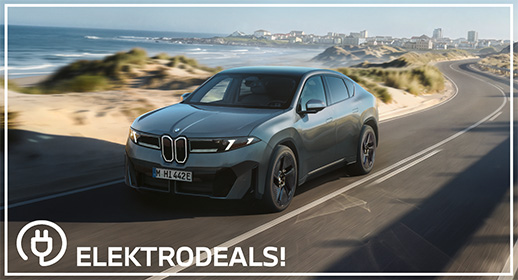 Vollelektrischer BMW iX4 auf einer kurvenreichen Küstenstraße mit Dünenlandschaft, weißem Rahmen und dem Schriftzug ‚ELEKTRODEALS!