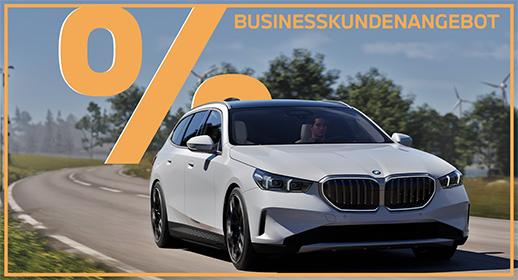  Das Bild zeigt einen weißen BMW 5er Touring auf einer Straße, die an einem bewaldeten Hang entlangführt. Im Hintergrund sind Windräder zu sehen. Oben im Bild steht der Text „BUSINESSKUNDENANGEBOT“ und links ein großes, oranges Prozentsymbol. Ein orangefarbener Rahmen umgibt das gesamte Bild.