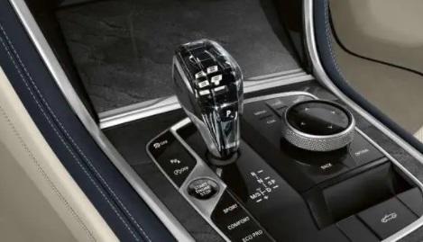 BMW 8er Cabrio - Glasapplikation BMW 8er Cabrio - Glasapplikation