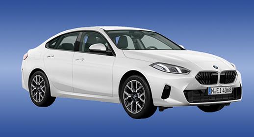  Ein weißes BMW 216 Gran Coupé wird leicht von vorne und rechts präsentiert, isoliert vor einem blauen Hintergrund. Das Auto steht auf modernen, silber-schwarzen Felgen. Die Scheinwerfer und der schwarze Kühlergrill sind klar erkennbar. Die Karosserie ist glatt und die Fenster sind dunkel getönt. Das Kennzeichen lautet "M EI 4068".