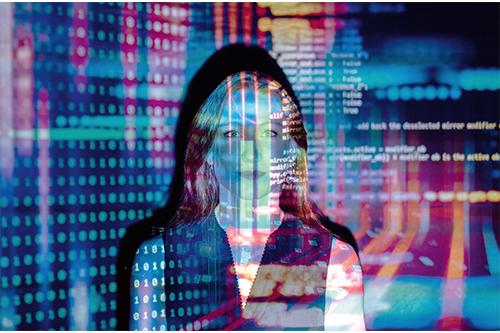 Eine Frau ist im Halbschatten dargestellt, ihr Gesicht und Oberkörper sind von leuchtenden, bunten, transparenten Schichten digitaler Daten und Codes überlagert. Die Farben sind hauptsächlich Blau-, Rot- und Gelbtöne. Es wirkt wie eine Darstellung von künstlicher Intelligenz oder digitaler Transformation, die eine Person durchdringt.