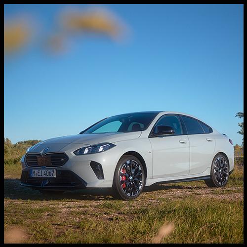 Der BMW M235 xDrive Gran Coupé präsentiert sich hier von vorne-seitlich, wobei die flache Silhouette und die scharf gezeichneten LED-Scheinwerfer die dynamische Optik unterstreichen.