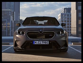 Die Front der BMW M5 Limousine wirkt durch die beleuchtete Nierenkontur, die großen Lufteinlässe und das aggressive Scheinwerferdesign besonders breit und athletisch.