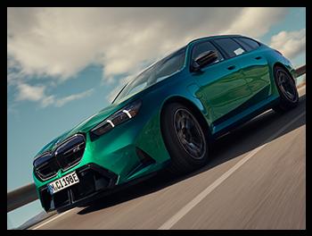 Die Frontalansicht des BMW M5 Touring zeigt die beleuchtete Nierenkontur und die aggressiv gestaltete Frontschürze mit großen Lufteinlässen für maximale Kühlleistung.