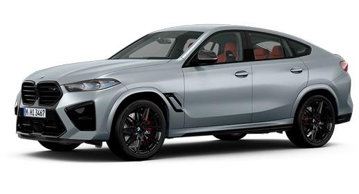 Ein sportlicher BMW X6 M Competition SUV-Coupé in hellem Silber steht auf einem weißen Hintergrund. Er hat schwarze Felgen mit roten Bremssätteln und rote Ledersitze, die durch die Fenster sichtbar sind.