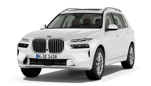 BMW X7 Ausstattung Ein hochauflösendes, freigestelltes Bild eines weißen BMW X7 SUV, von vorne-rechts aufgenommen. Das Fahrzeug steht auf einem einheitlich weißen Hintergrund. Die Frontansicht wird von der großen, markanten BMW-Niere und den schlanken, horizontalen Scheinwerfern dominiert. Das Kennzeichen "M SE 1438" ist sichtbar. Man erkennt auch die Dachreling und die eleganten Leichtmetallfelgen. Durch die Fenster sind die braunen Ledersitze der Innenausstattung erkennbar.