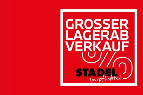 Das Bild ist eine Werbegrafik auf einem leuchtend roten Hintergrund. Ein weiß eingerahmtes Quadrat auf der rechten Seite enthält den Text „GROSSER LAGERAB VERKAUF“ in weißen Großbuchstaben. Darunter sind weiße, geschwungene Linien zu sehen. Im unteren Bereich des Quadrats steht in großer, schwarzer Schrift der Name „STADEL“, und darunter, in kleinerer weißer Kursivschrift, das Wort „verpflichtet“. Die Grafik ist klar und aufmerksamkeitsstark gestaltet.