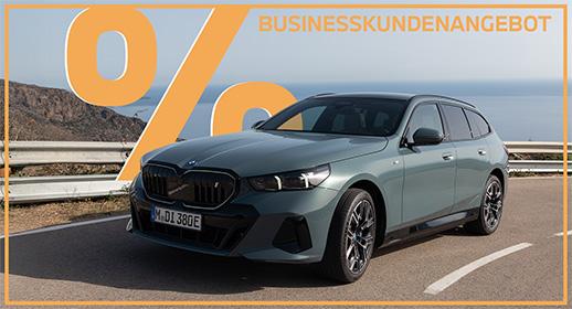  Das Bild zeigt einen graugrünen BMW i5 Touring auf einer Straße an der Küste. Oben im Bild steht der Text „BUSINESSKUNDENANGEBOT“, und links ist ein großes, oranges Prozentsymbol zu sehen. Ein orangefarbener Rahmen umgibt das gesamte Bild.
