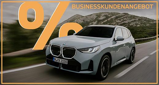  Das Bild zeigt einen hellgrauen BMW X3 auf einer Straße. Im Hintergrund sind Berge zu sehen. Oben steht der Text „BUSINESSKUNDENANGEBOT“ und links ein großes, oranges Prozentsymbol. Ein orangefarbener Rahmen umgibt das gesamte Bild.
