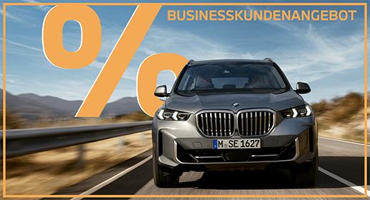  Das Bild zeigt einen grauen BMW X5, der auf einer Straße fährt. Im oberen Teil des Bildes steht der Text „BUSINESSKUNDENANGEBOT“ und auf der linken Seite ist ein großes, oranges Prozentsymbol zu sehen. Ein orangefarbener Rahmen umgibt das gesamte Bild.