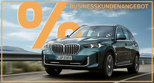  Das Bild zeigt einen graugrünen BMW X5 Hybrid, der auf einer Straße fährt. Im oberen Teil des Bildes steht der Text „BUSINESSKUNDENANGEBOT“ und auf der linken Seite ist ein großes, oranges Prozentsymbol zu sehen. Ein orangefarbener Rahmen umgibt das gesamte Bild.