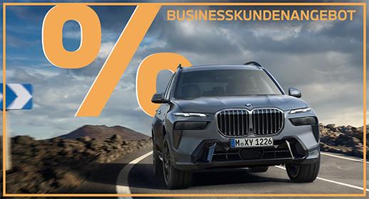  Das Bild zeigt einen grauen BMW X7, der auf einer Straße fährt. Oben im Bild steht der Text „BUSINESSKUNDENANGEBOT“ und links ein großes, oranges Prozentsymbol zu sehen. Ein orangefarbener Rahmen umgibt das gesamte Bild.