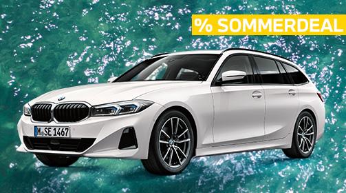 Ein weißer BMW 318i Touring steht im Fokus auf einem türkisfarbenen, leicht unruhigen Wasserhintergrund. Das Auto ist leicht nach links vorne ausgerichtet, sodass die Front und die linke Seite gut sichtbar sind. Oben rechts im Bild befindet sich ein gelbes Banner mit der Aufschrift „% SOMMERDEAL“ in Großbuchstaben. Das Fahrzeug wirkt modern und dynamisch, mit schwarzen Akzenten am Kühlergrill und den Felgen, die einen Kontrast zum weißen Lack bilden