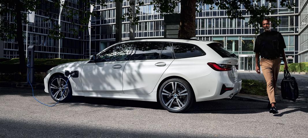 Der BMW 3er Touring als Plug-in-Hybrid. Der BMW 3er Touring als Plug-in-Hybrid.