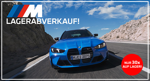 Werbebanner von BMW M zum Lagerabverkauf. Ein sportlicher, blauer BMW M3 oder M4 fährt dynamisch auf einer asphaltierten Straße durch eine felsige Wüstenlandschaft unter blauem Himmel. Oben links prallt das farbige BMW M Logo mit dem großen weißen Text „LAGERABVERKAUF!“. Unten rechts signalisiert ein auffälliger roter Kreis mit weißer Schrift: „NUR 30x AUF LAGER!“. Das gesamte Bild ist von einem dünnen weißen Rahmen umgeben.