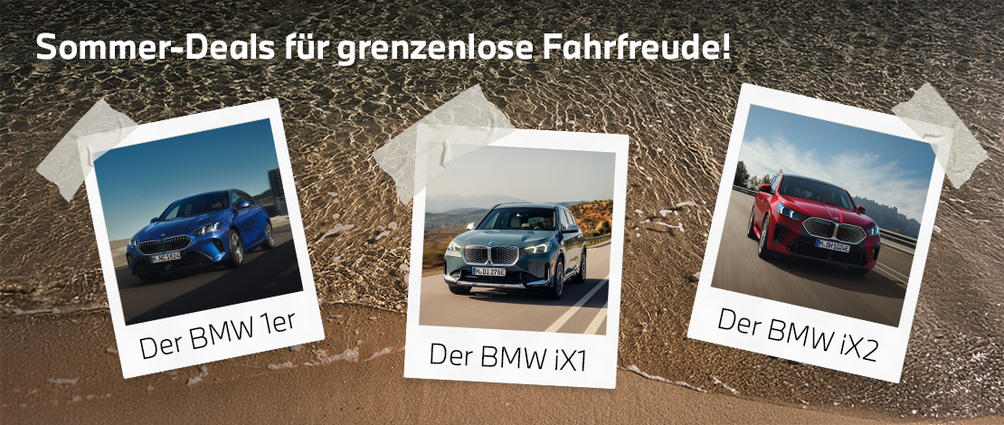 Ein Banner mit der Überschrift „Sommer-Deals für grenzenlose Fahrfreude!“ über einem Strand-Hintergrund. Drei Polaroid-Fotos zeigen BMW-Modelle:  Links: Blauer 1er BMW.  Mitte: Silber-grüner iX1.  Rechts: Roter iX2.