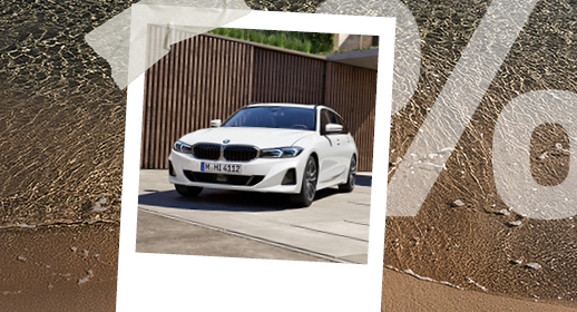 Ein Polaroid-Foto auf Strand-Hintergrund zeigt einen weißen BMW 3er vor einer modernen Holzfassade. Rechts prangt wieder das große, halbtransparente Prozentzeichen (%).