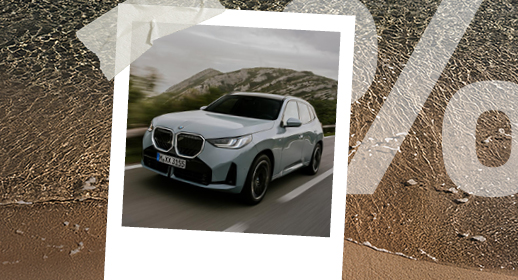 Ein Polaroid-Foto auf Strand-Hintergrund zeigt einen hellgrauen BMW X3 in Fahrt vor bergiger Kulisse. Rechts ist wieder das große, transparente Prozentzeichen (%) zu sehen.