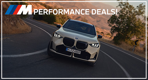 Der BMW X3 M50 xDrive zeigt sein modernes Design in einem hellen Sand-Farbton mit großen, zweifarbigen M-Rädern.