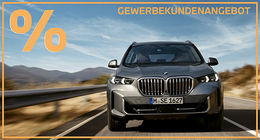 Das Bild zeigt eine Werbegrafik für ein Fahrzeugangebot. In der Mitte fährt ein weißer BMW iX1 (ein kompakter Elektro-SUV) auf einer geschwungenen Bergstraße. Das Auto ist in einer dynamischen Dreiviertelansicht von vorne zu sehen, während im Hintergrund eine sonnige, karge Berglandschaft unter blauem Himmel vorbeizieht.  Der gesamte Bildinhalt wird von einem dünnen orangefarbenen Rahmen umschlossen. In der oberen linken Ecke prangt ein sehr großes, auffälliges Prozentzeichen (%) in hellem Orange. Oben rechts steht in serifenloser, orangefarbener Großschrift das Wort „GEWERBEKUNDENANGEBOT“. Das Bild vermittelt einen modernen, professionellen Eindruck und richtet sich gezielt an Geschäftskunden.